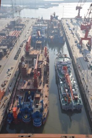 江蘇海新重工熱烈慶祝4艘船舶同日下水、出塢